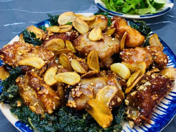 Bếp Eva - Làm sườn xào chua ngọt mãi cũng chán, đem cháy tỏi được món vừa ngon lại đánh bay nồi cơm