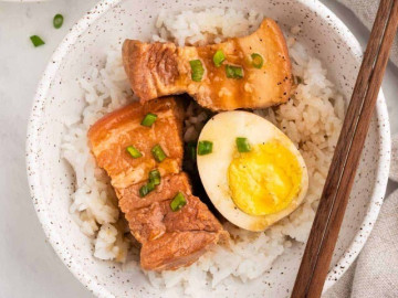 Nhiều năm kho thịt giờ mới biết, việc thêm nước gì lúc kho để thịt mềm thơm, ngọt tự nhiên rất quan trọng, nhiều người làm sai nên kém ngon