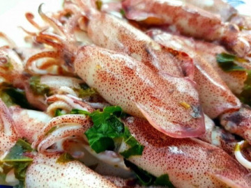 Mẹo luộc mực giòn ngon, căng mọng, đẹp mắt không bị tanh hay khô quắt, con nào cũng thơm phức nhìn chỉ muốn nếm ngay