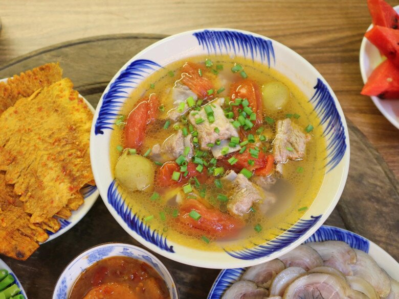 Món canh chua sườn nấu sấu