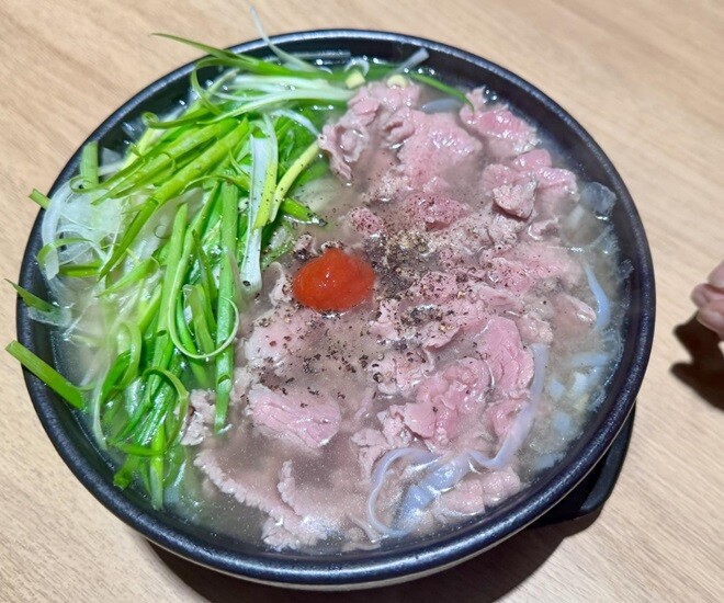 Tô phở thơm ngon được Kiều Minh Tuấn thực hiện tại nhà với bò tươi anh mua từ chợ sớm. Trước thắc mắc của fan rằng “không có chìa khoá vô nhà thì ai mở cửa cho anh vô nấu đồ ăn mà anh nói mẹ và út ngủ dậy có liền tô phở bò để ăn”, anh dí dỏm đáp: “Xanh thế! Anh hiện hồn vô nhà như cô Tấm. Cổ làm sao anh làm y xì vậy.”