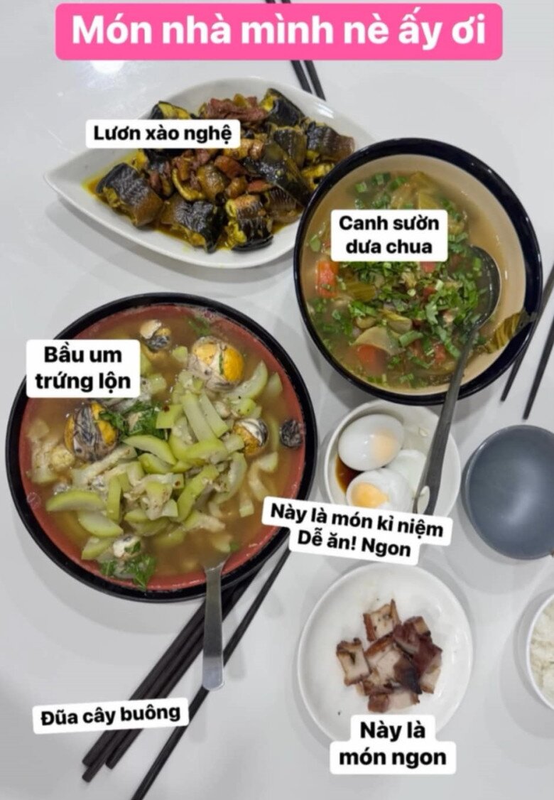 Mới đây, diễn viên “Em chưa 18” cũng khoe một mâm cơm nhà toàn những món dân dã và thích thú bày tỏ: “Món nhà mình nè”. Trong đó có nhiều “đặc sản” như lươn xào nghệ, bầu um trứng lộn, canh sườn dưa chua, thịt chiên, trứng dầm nước mắm.