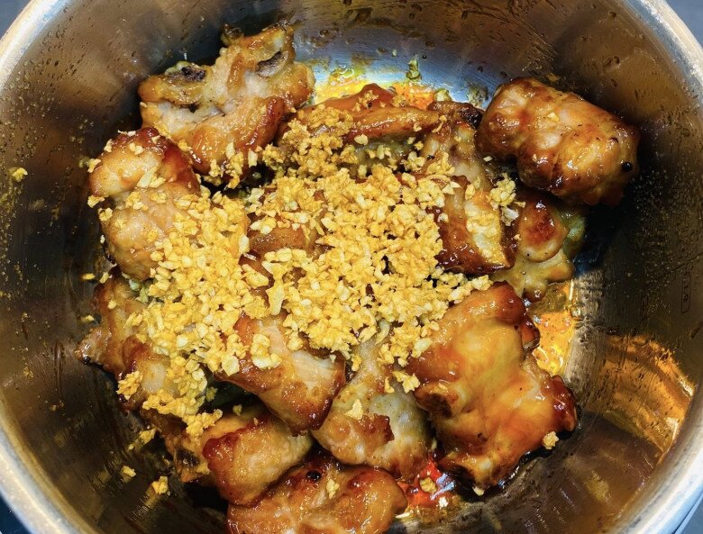 Làm sườn xào chua ngọt mãi cũng chán, đem cháy tỏi được món vừa ngon lại đánh bay nồi cơm - 9