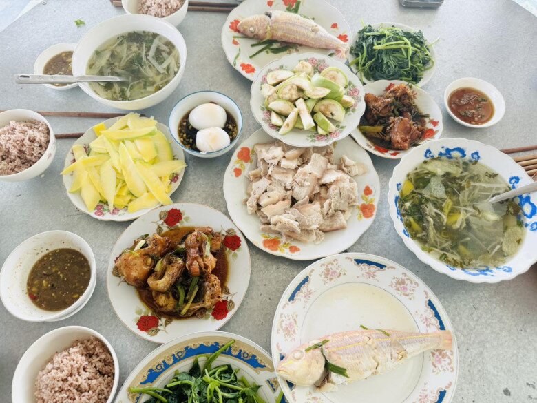 Một mâm cơm của mẹ từng được Hồ Bích Trâm đăng tải và thổ lộ: Không đâu bằng cơm mẹ nấu! Dọn sạch không còn 1 miếng. Thịt luộc mắm cái - cà xoài. Cá đổng kho ngọt. Cá diêu hồng kho mặn ngon xỉu. Rau lang luộc. Trứng luộc. Canh chua cá ngạnh.