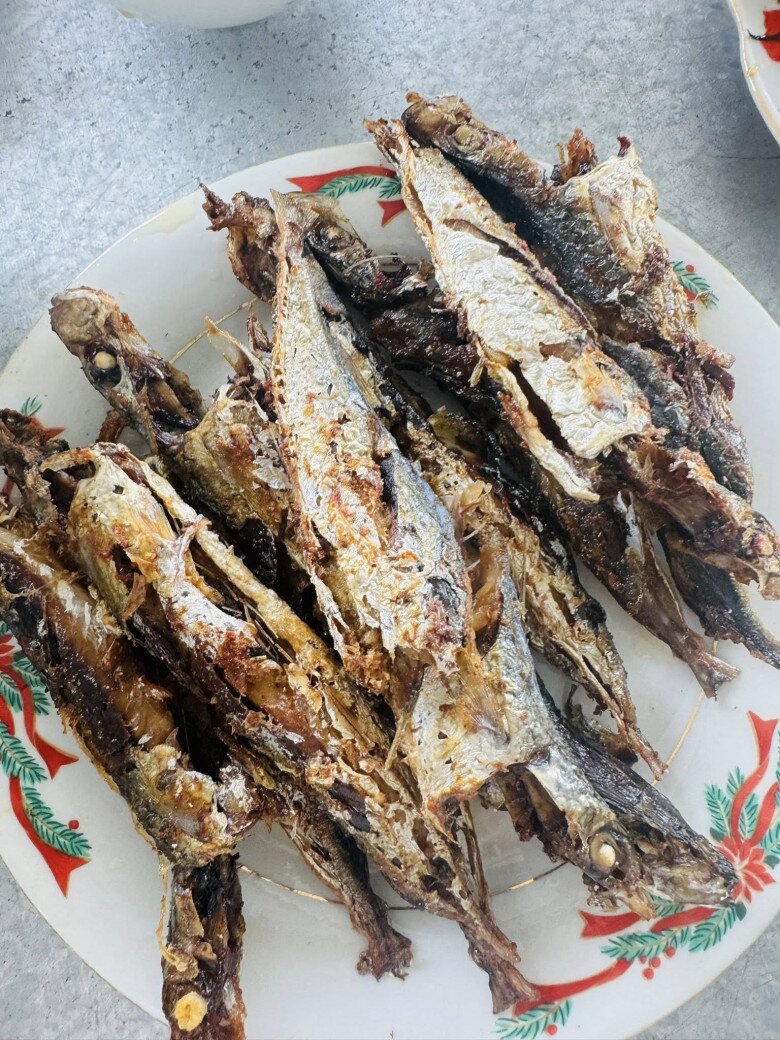 Trong đó gồm các món dân dã như cá nục chiên giòn, thịt luộc ăn kèm mắm cái cay nồng, cá kho đậm vị, trứng luộc, rau lang luộc, canh chua, trứng chiên lá hẹ, đĩa rau sống trộn xoài bào, rau muống chẻ và giá đỗ tươi ngon.