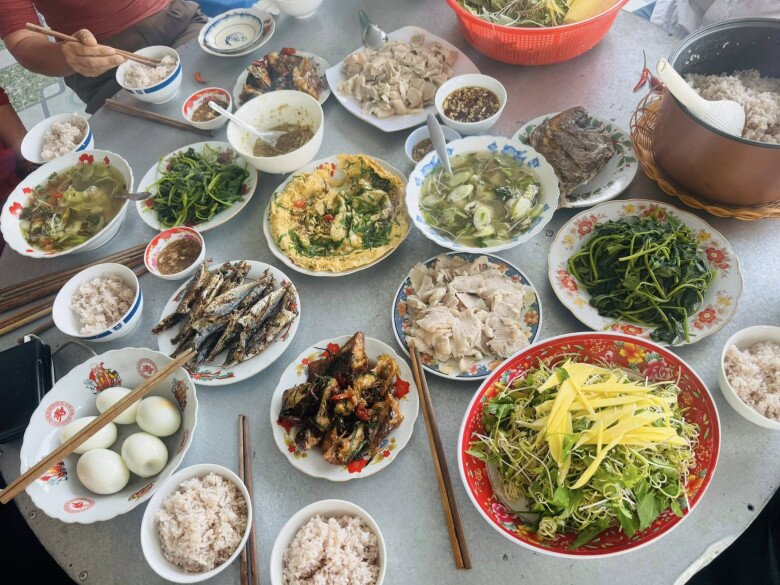 Mâm cơm được chính mẹ kế của Trâm chuẩn bị mang đậm phong vị miền Trung dân dã, từ nguyên liệu, cách nấu đến cách bày biện, tất cả đều mộc mạc mà đậm đà. Một bữa ăn không chỉ làm no bụng mà còn khiến lòng người xa quê thấy ấm lại.