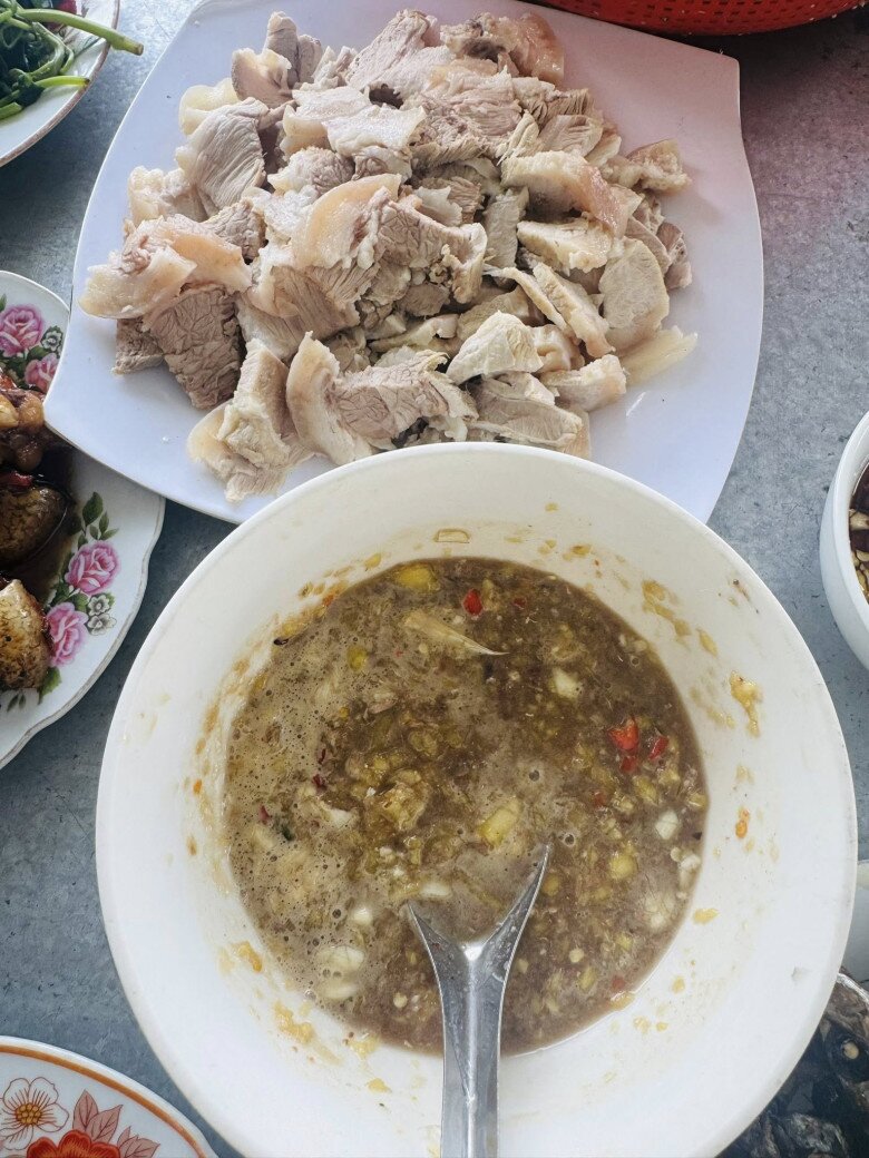 Chén mắm cái được Hồ Bích Trâm nhắc đến chính là “linh hồn” của mâm cơm. Mắm được giã nhuyễn cùng tỏi, ớt, dứa tạo nên vị chua cay mặn ngọt hài hòa – đúng kiểu miền Trung.