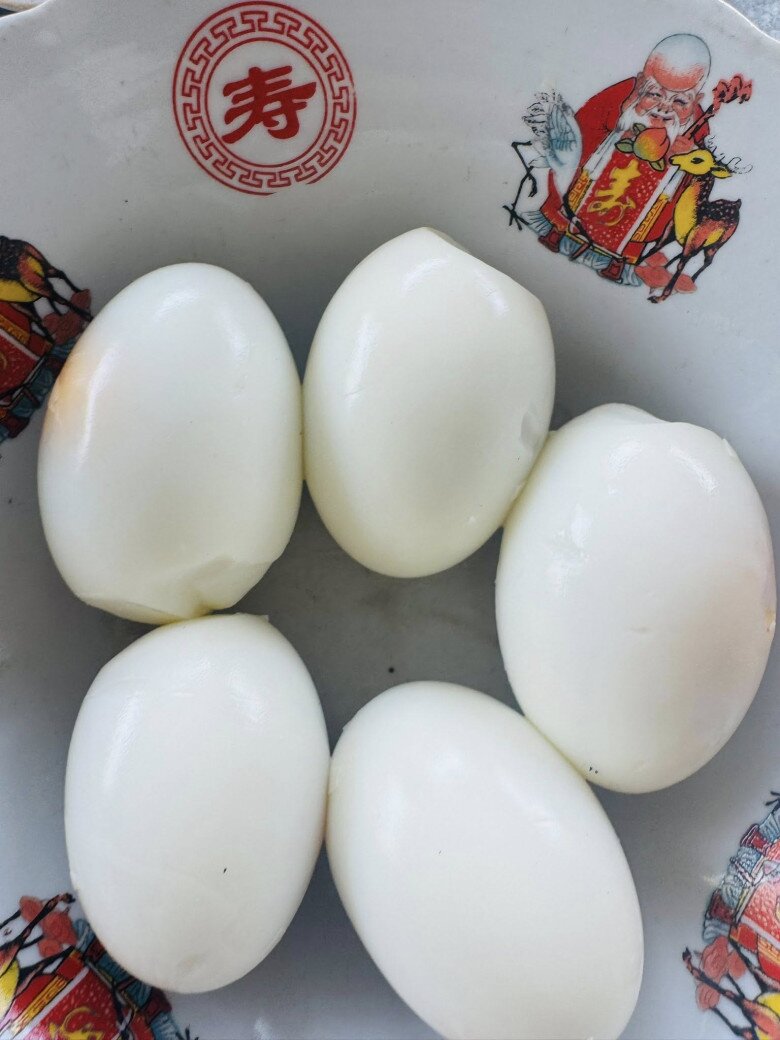 Rau luộc, trứng luộc và canh chua làm dịu lại vị mặn nồng từ các món chính, cân bằng hương vị cho bữa ăn.