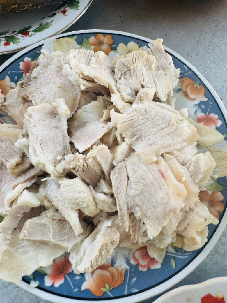 Thịt luộc chín vừa tới, thái lát mỏng, ăn kèm mắm cái là “combo huyền thoại” của người miền Trung.