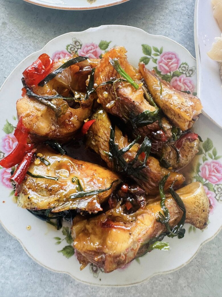 Cá kho thơm lừng, đậm đà, điểm xuyết vài lát ớt đỏ tạo màu bắt mắt, rất đưa cơm.